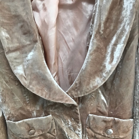 A beautiful BEBE blush blazer - Picture 5 of 7